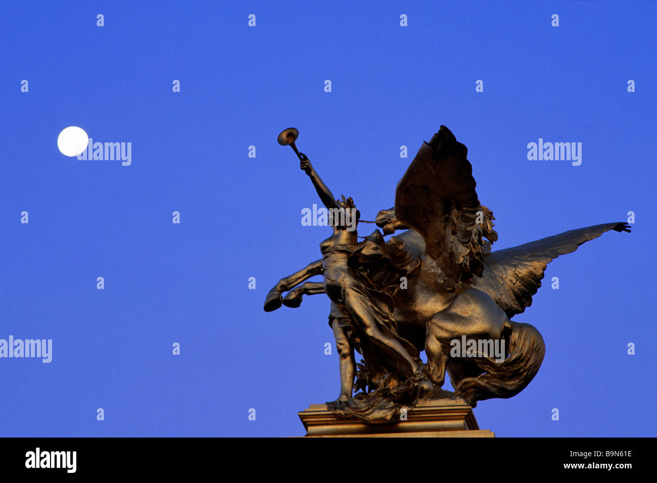 Frankreich, Paris, Pont Alexandre III, golden Bronze-Statue von Pegasus, dem Renomee des Arts (Allegorie der Künste) Stockfoto