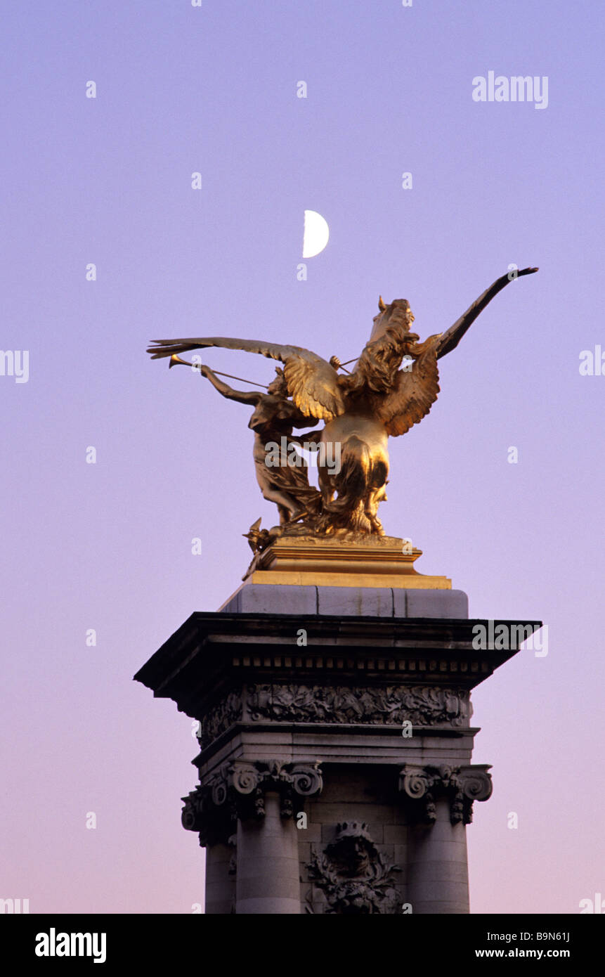 Frankreich, Paris, Pont Alexandre III, Spalte mit eine golden Bronze Reiterstandbild vertritt Pegasus, das Renomee des montiert Stockfoto