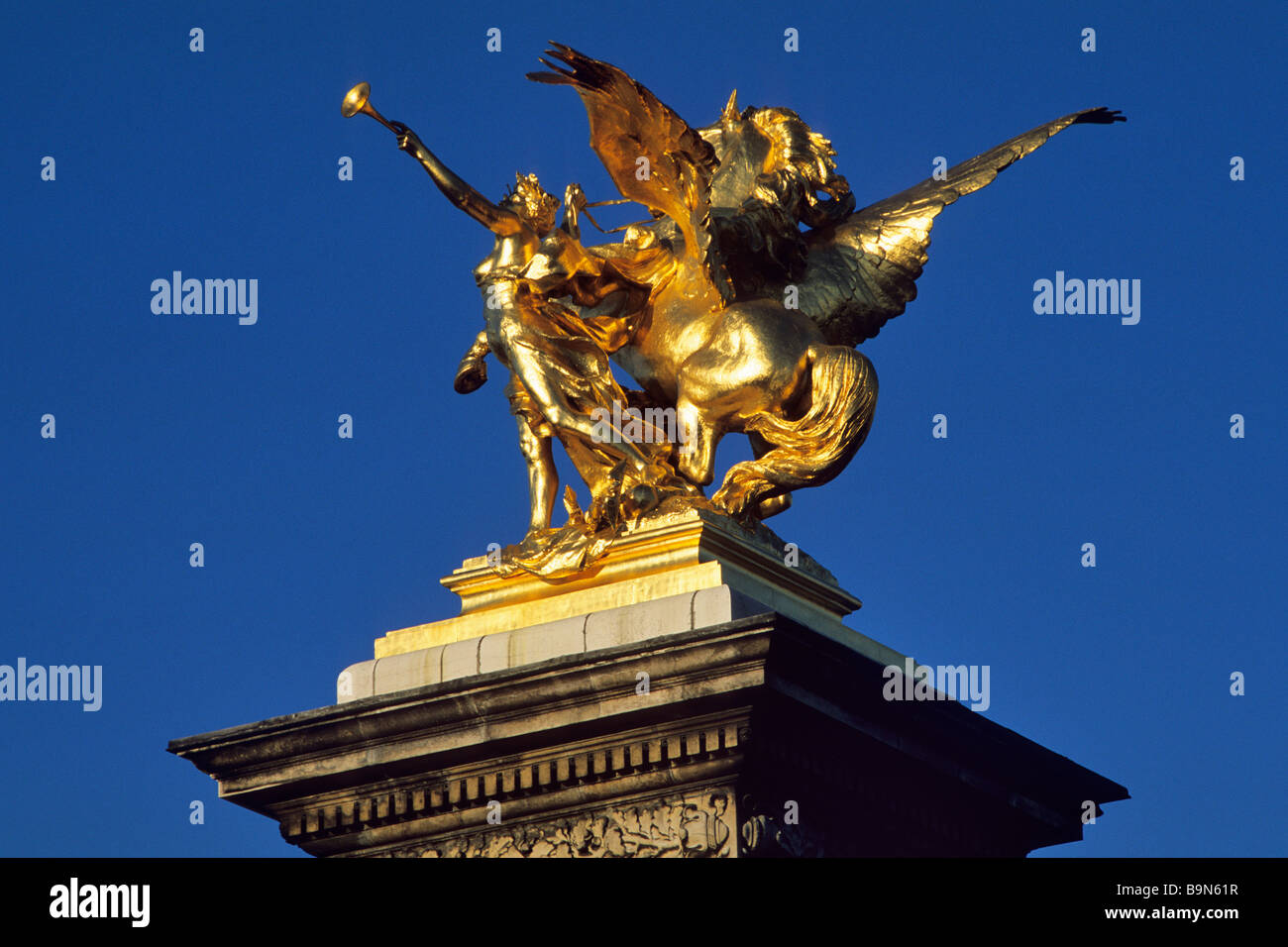 Frankreich, Paris, Pont Alexandre III, Spalte mit eine golden Bronze Reiterstandbild vertritt Pegasus, das Renomee des montiert Stockfoto