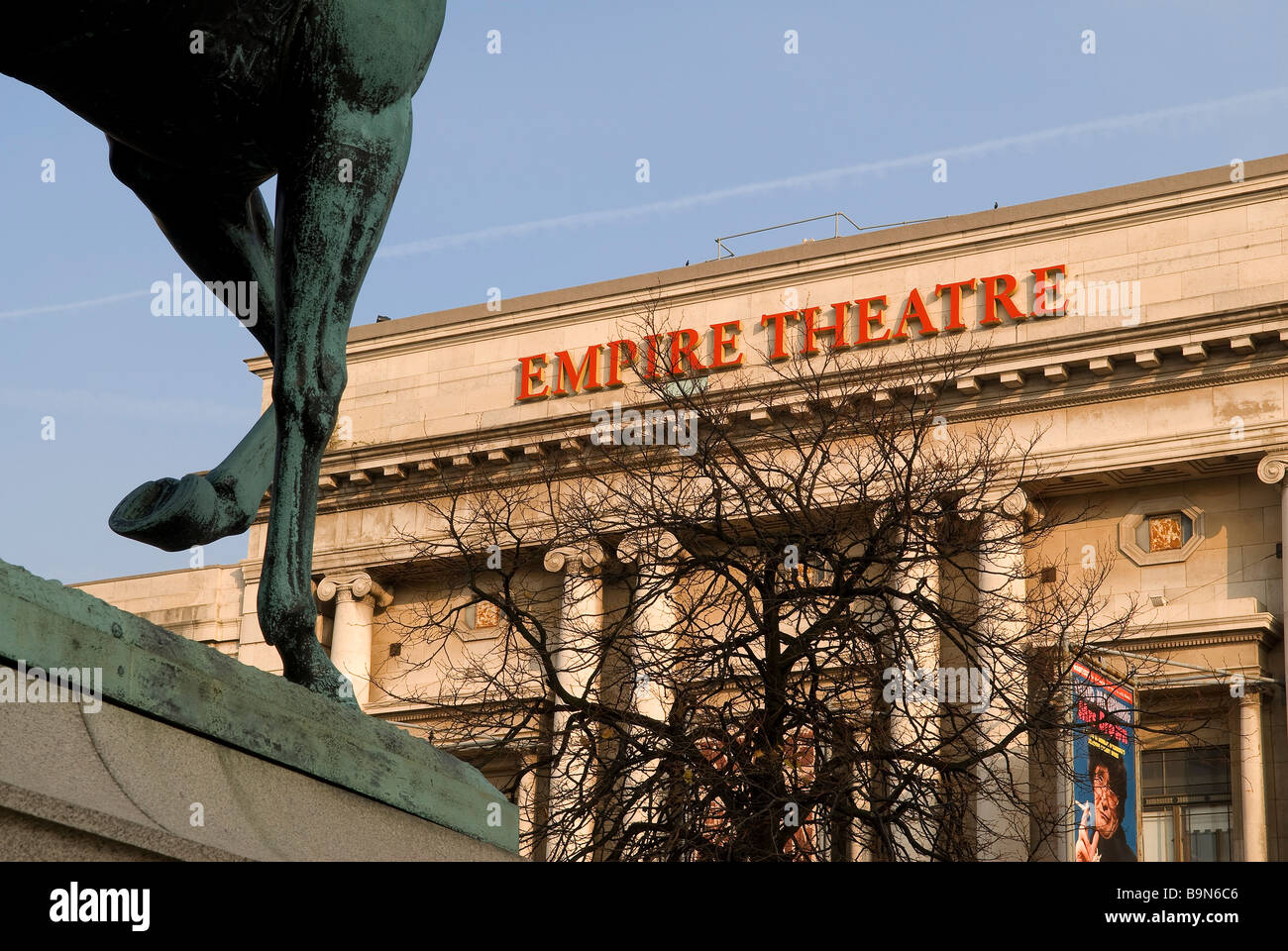 Vereinigtes Königreich, Liverpool Lime Street, das Empire Theater von Sankt-Georgs Halle gesehen Stockfoto