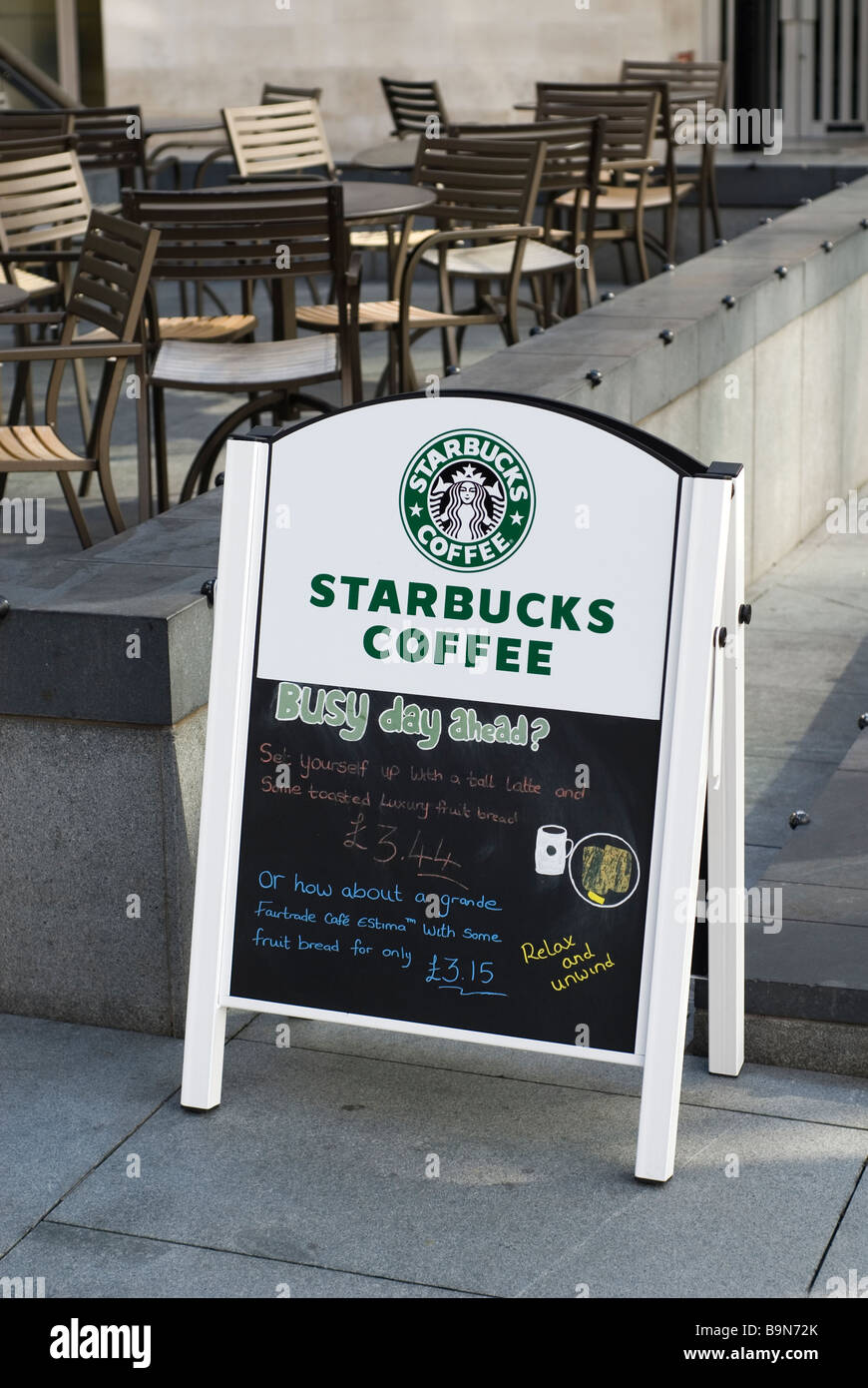 Starbucks Kaffee stehen Manchester City Centre UK Stockfoto