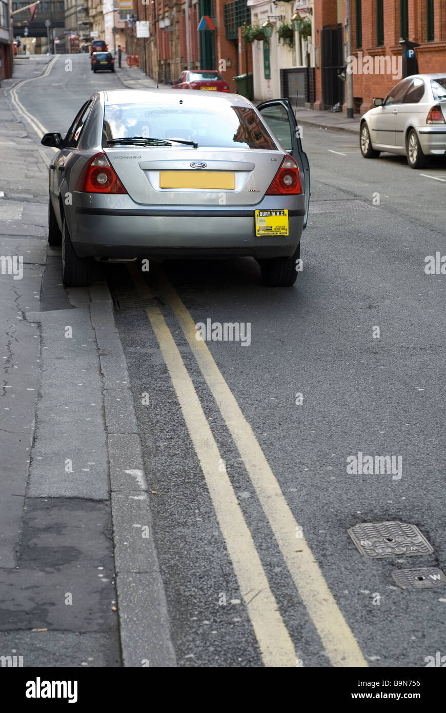 Auto geparkt auf eine gelbe Doppellinie kein Parkplatz Zone Manchester City Centre UK Stockfoto