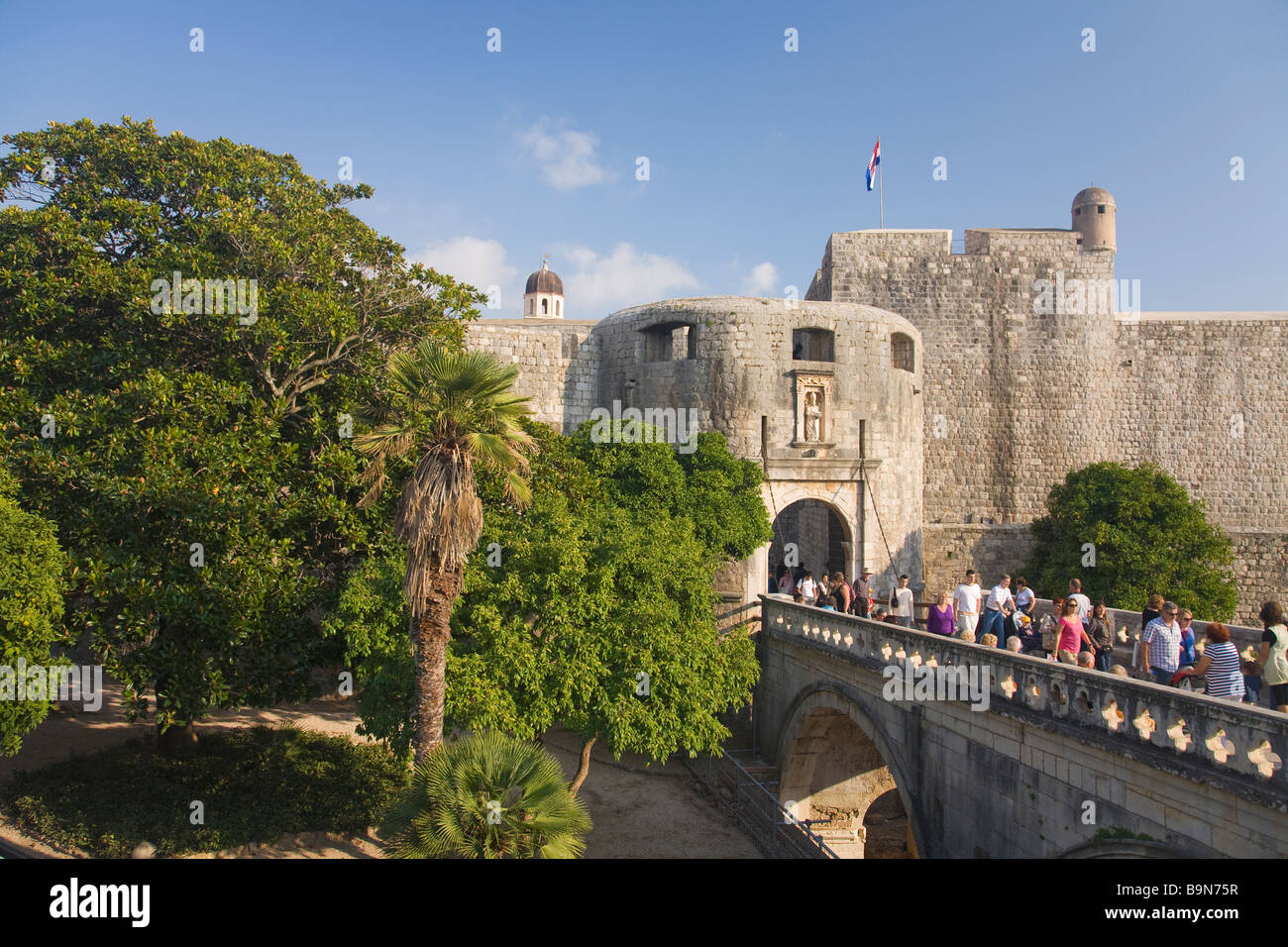 Touristen und Besucher flanieren außerhalb aber das Pile-Tor in der ummauerten Stadt von Dubrovnik im Sommersonnenschein dalmatinischen Küste Cro Stockfoto