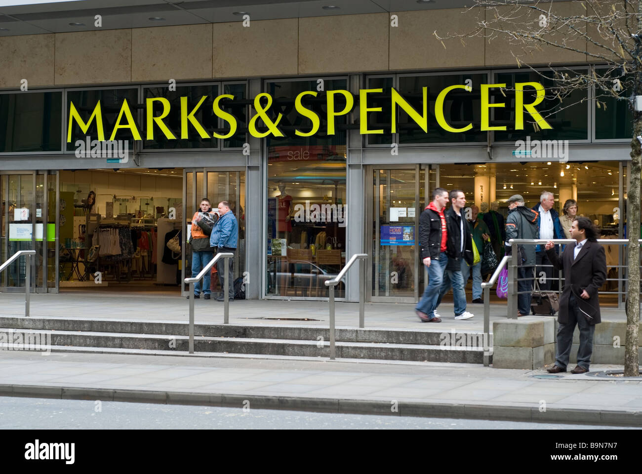 Markierungen und Spencer Haupteingang Manchester City centre UK Stockfoto