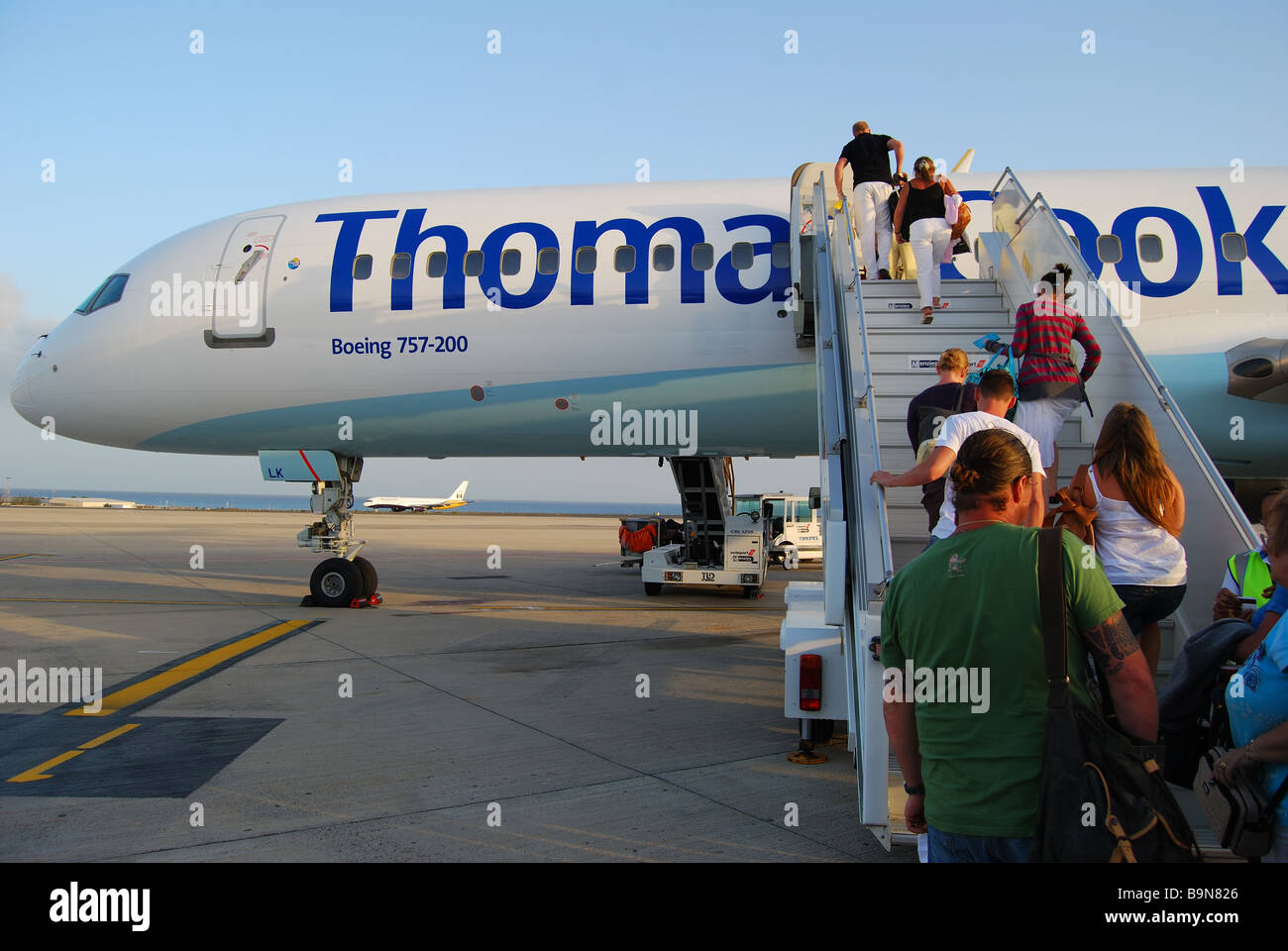 Fluggästen, die Thomas Cook Boeing 757-200, Flughafen Arrecife, Arrecife, Lanzarote, Kanarische Inseln, Spanien Stockfoto