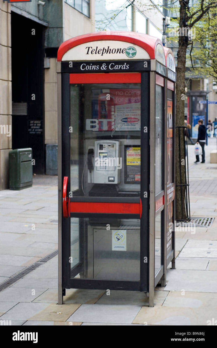 Moderne Telefonzelle im Stadtzentrum von Manchester UK Stockfoto