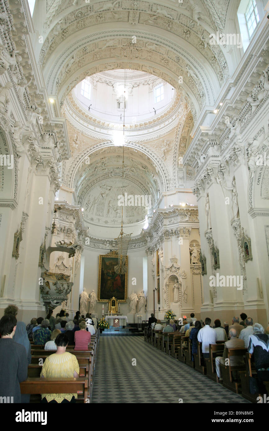 Innenansicht der St. Peter und St. Paul-Kirche in Vilnius, Litauen, während eine Masse Zeremonie. Stockfoto