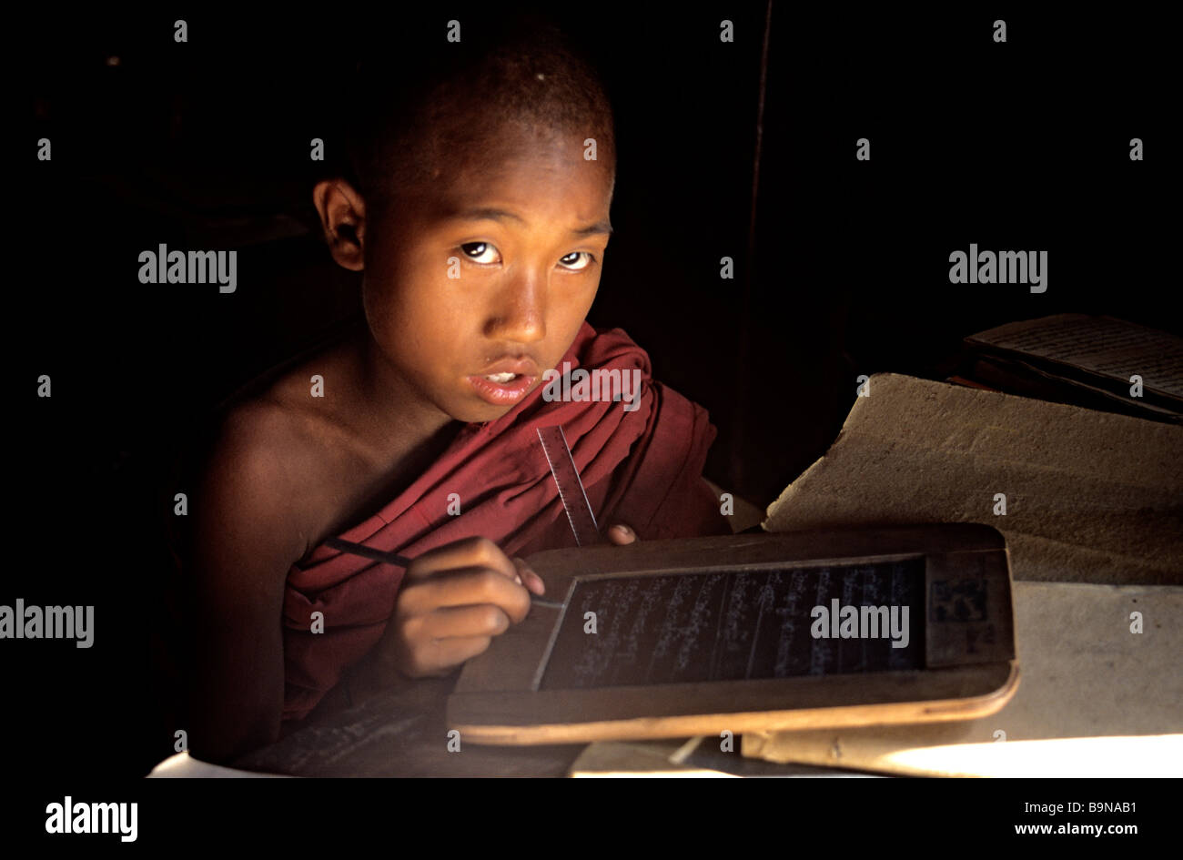 Myanmar (Burma), junger Mönch Studium der Lehre des Buddha Stockfoto