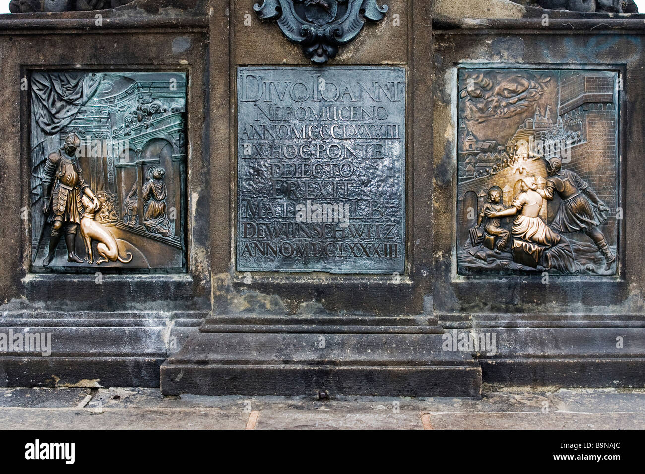 Bronzetafel mit Szenen aus dem Leben der Heiligen Johannes von Nepomuk aus dem Keller seine Statue auf der Karlsbrücke, Prag, Tschechische Republik. Stockfoto