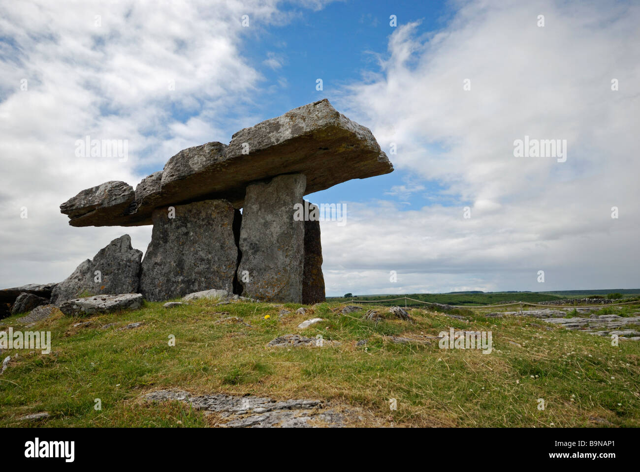 Poulnabrone Durchgang Grab. Der Burren, Co. Clare, Irland Stockfoto