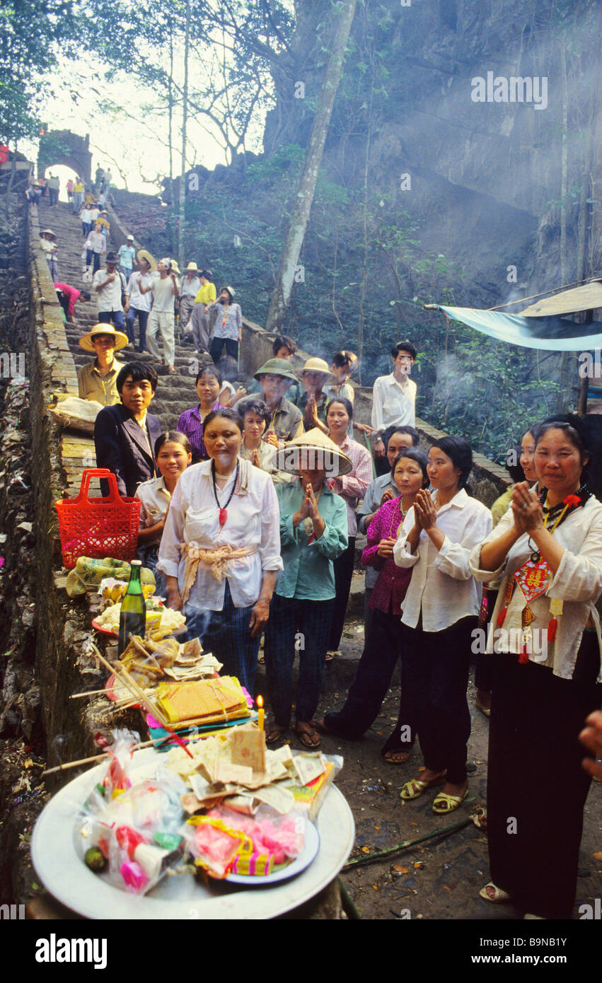 Vietnam, Provinz Ha Tinh, Huong Tich Pagode (Parfüm Pagode), Pilger am Eingang der Höhle Huong Tich bietet Stockfoto