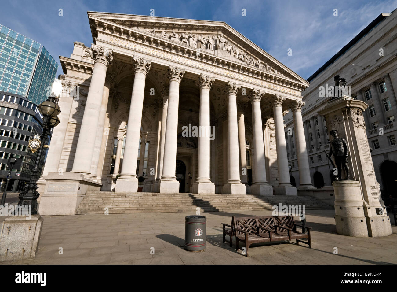 Royal Exchange-Gebäude gegenüber der Bank of England Stockfoto