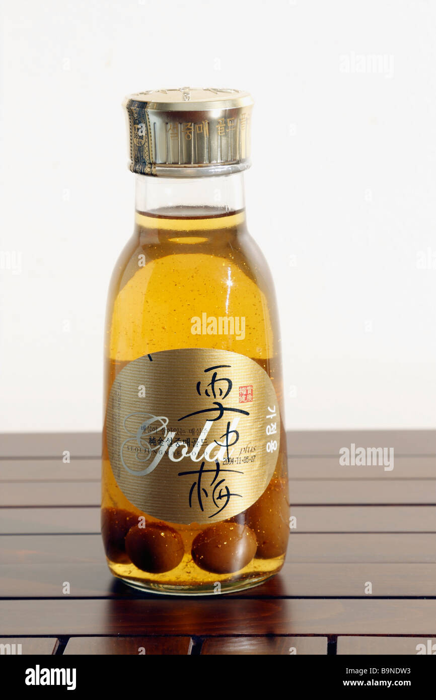 Eine Flasche des koreanischen Alkoholiker trinken Seoljungmae Gold (gemacht von Pflaume) mit echtem gold Pulver Staub im Inneren. Stockfoto