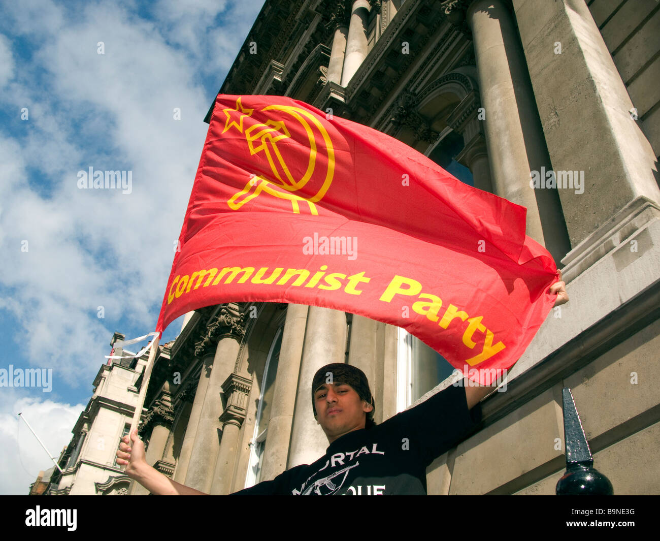 Mann mit kommunistischen Partei Flagge am G20-Protestmarsch im Zentrum von London, 28.03.09 Stockfoto