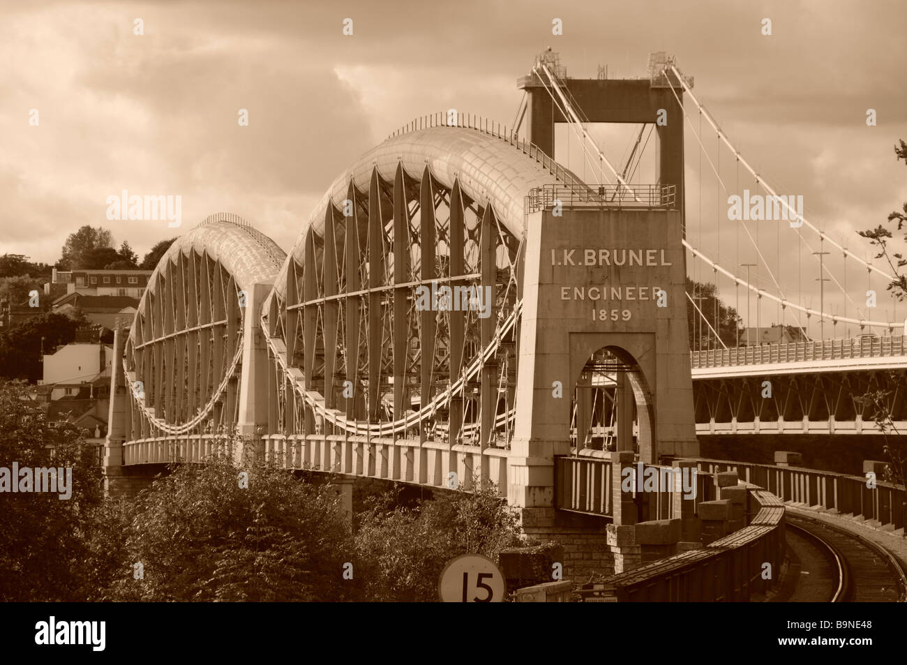 Tamar Brücke und Brunels Eisenbahnbrücke zwischen Devon und Cornwall über den Fluss Tamar Stockfoto