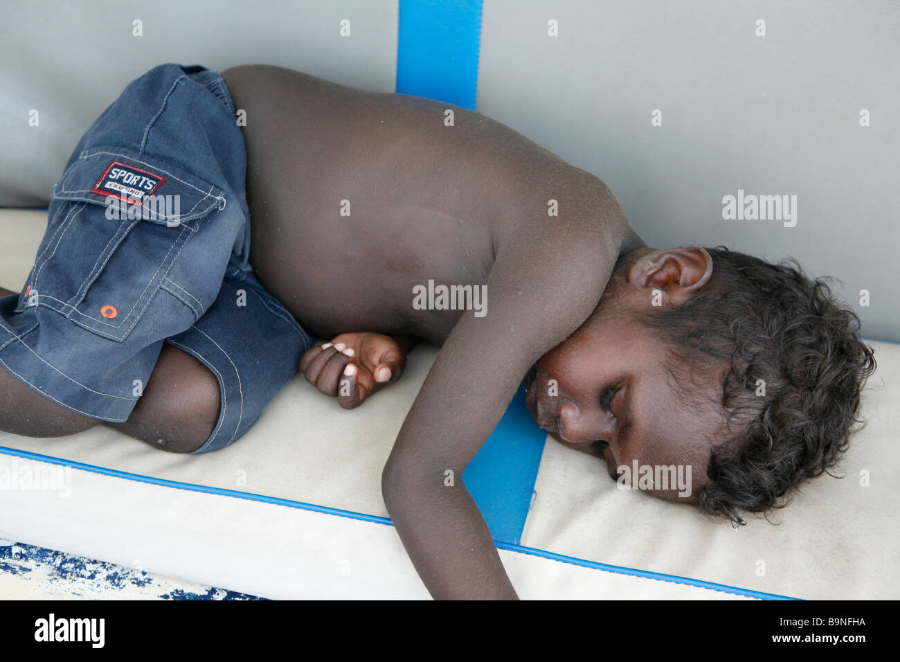 Aboriginal Jungen schlafen, Arnhemland, Australien. Stockfoto