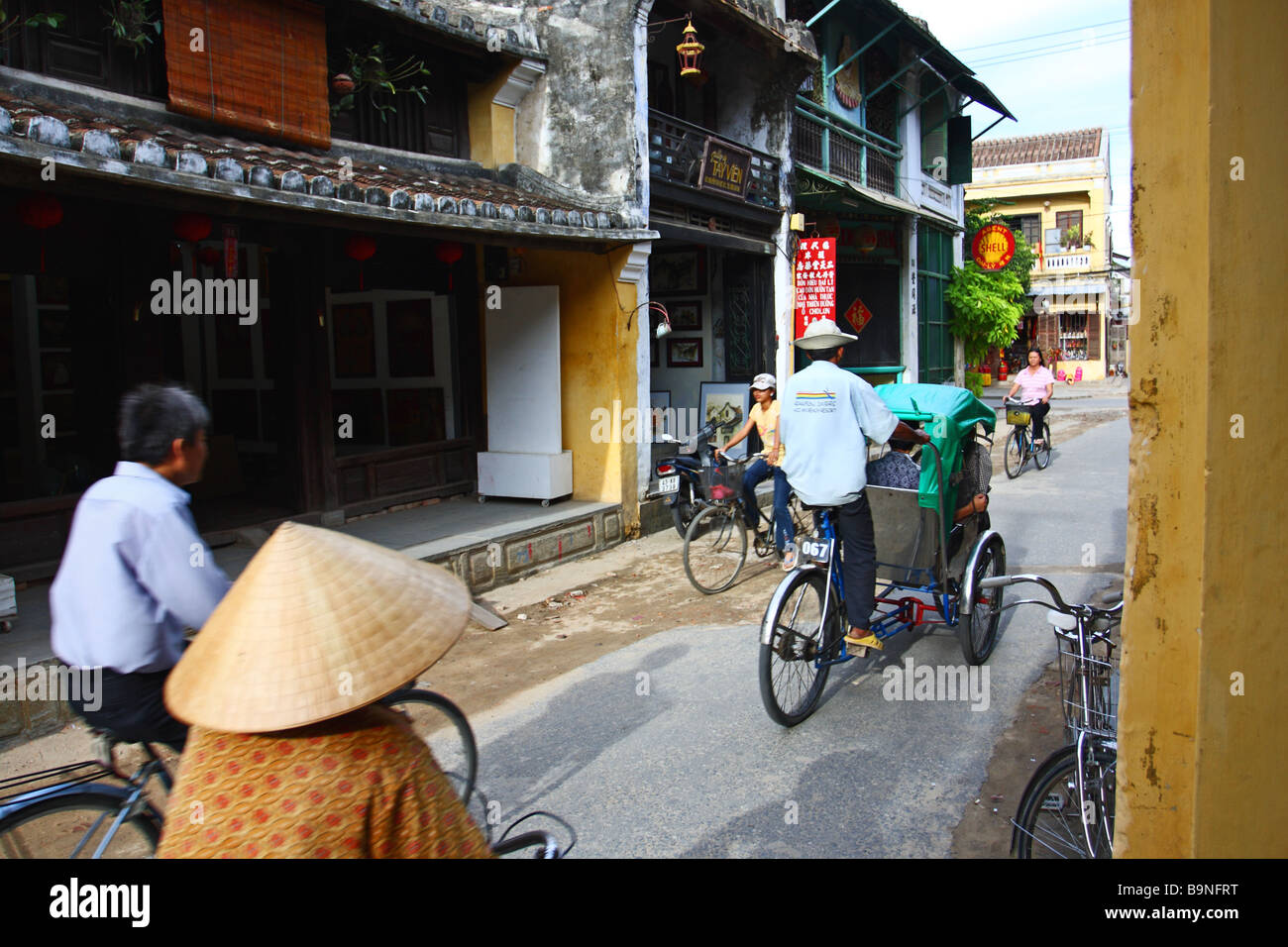 Straßenszene. Cyclo-Fahrer und am Fahrrad in einer Straße in Hoi An. Vietnam Stockfoto