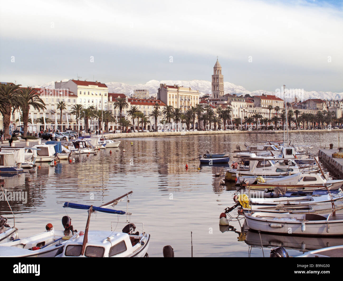 Kroatien-Dalmatien-Zentrum der Stadt Split vom Meer gesehen Stockfoto