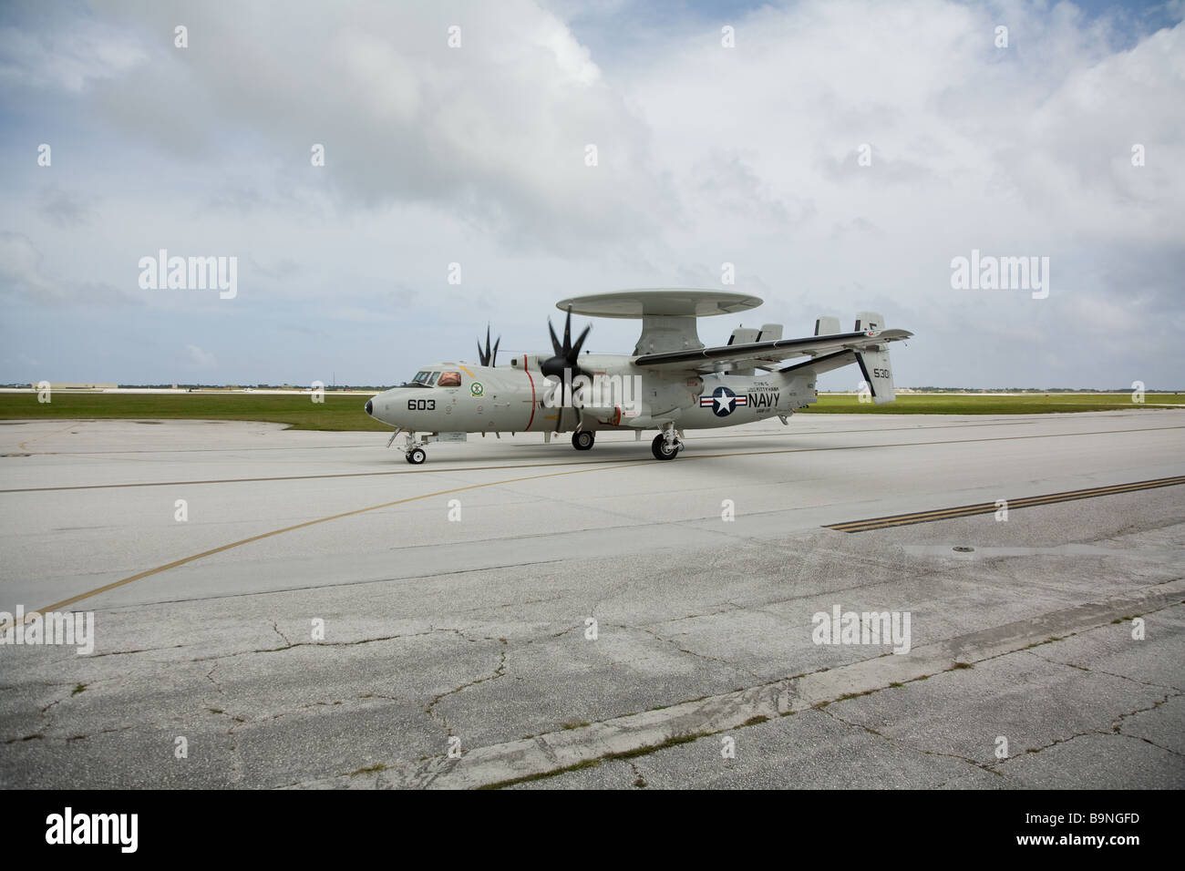 Ein U S Navy E-2C Hawkeye AWACS-Flugzeuge auf dem Boden in Guam Stockfoto