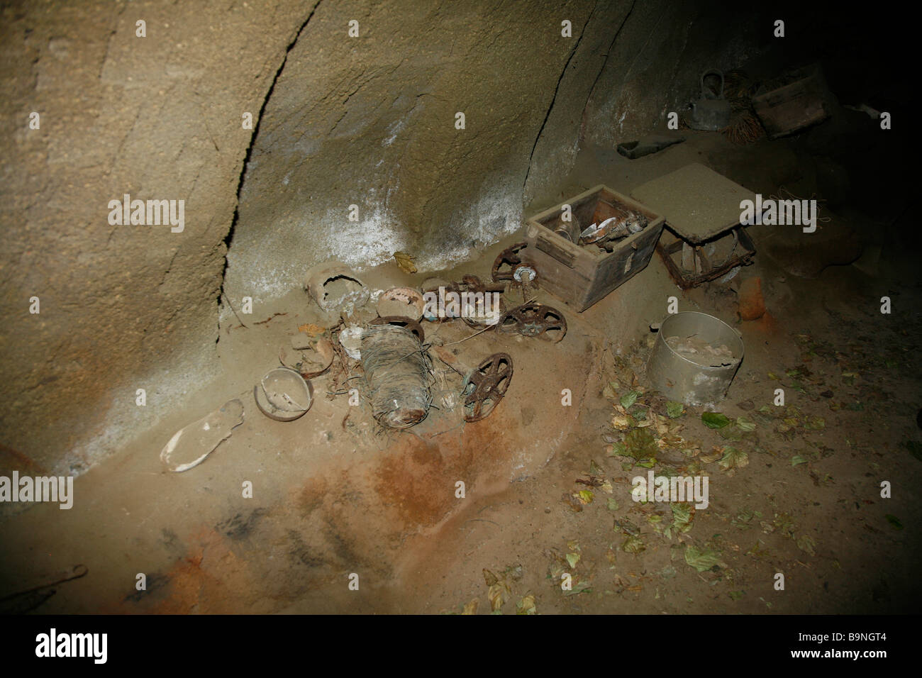 Reliquien und Kommunikation Kriegsgerät in der japanischen WWII Krankenhaus Höhle während der Schlacht von Iwo Jima 1945 verwendet Stockfoto