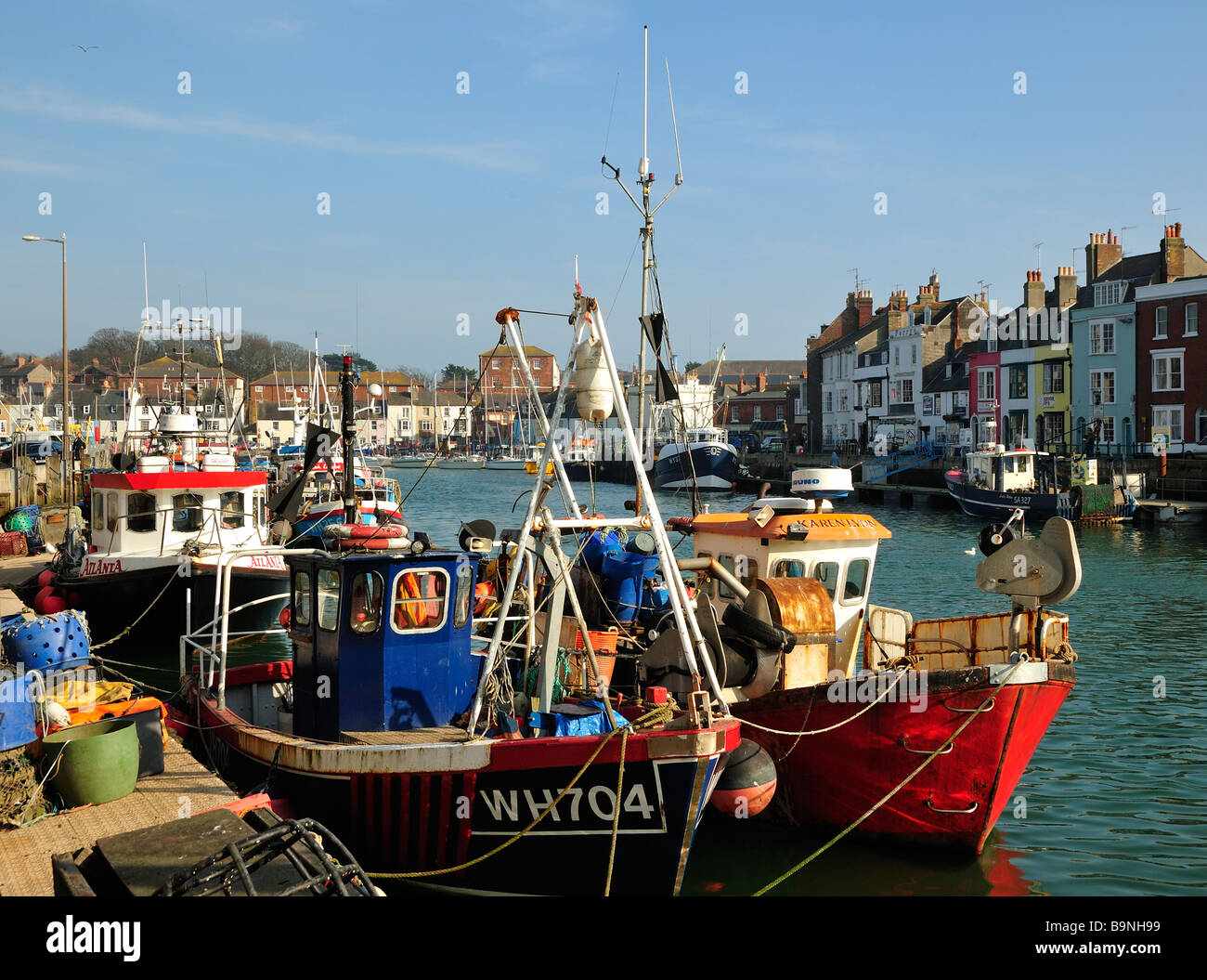WEYMOUTH, DORSET, Großbritannien - 20. MÄRZ 2009: Fishing Boats in Weymouth Old Harbour Stockfoto