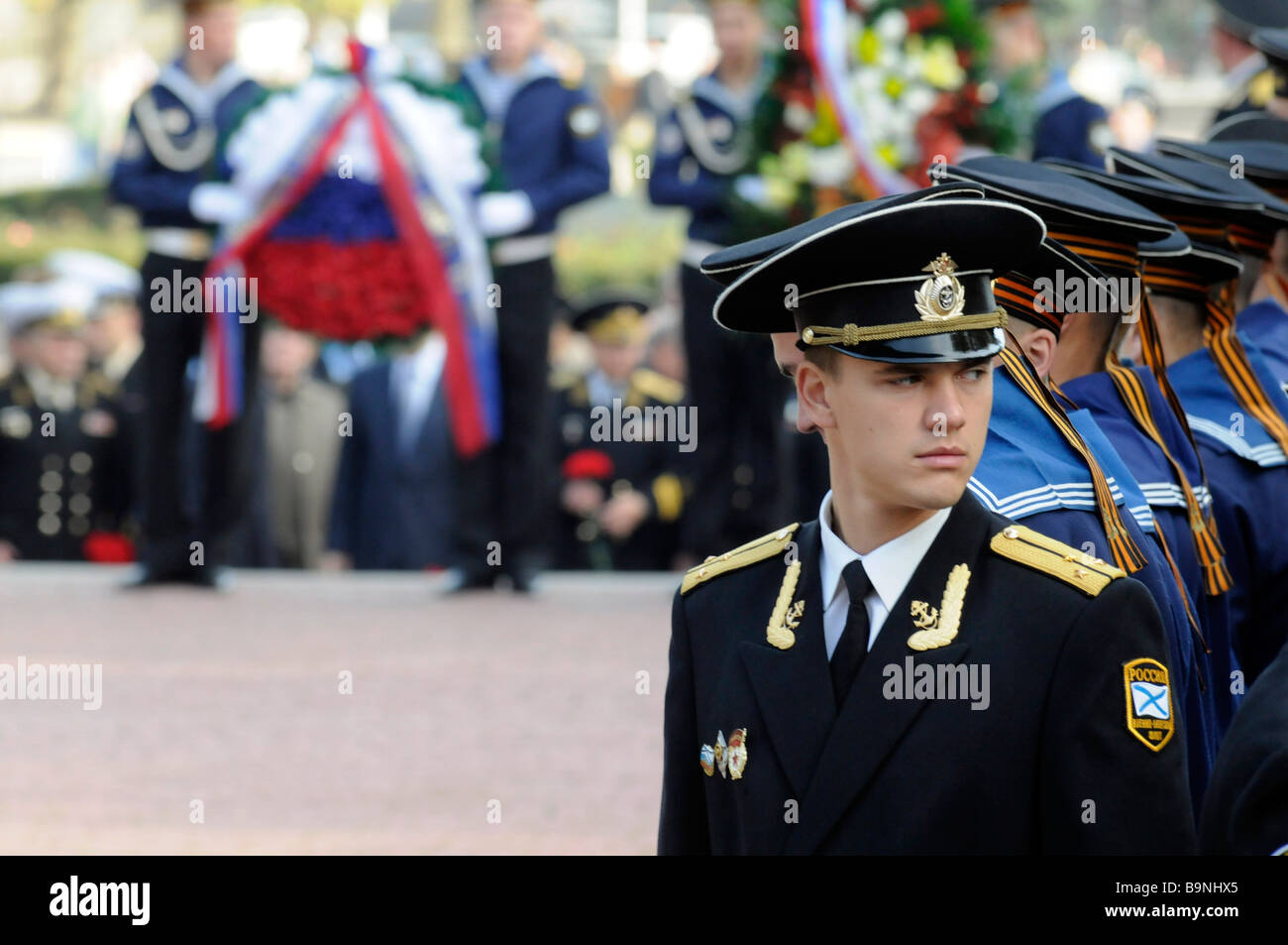 Russische Marine Offiziere aus der Schwarzmeer-Flotte während eine militärische Gedenkfeier in Sewastopol, Krim, Ukraine. Stockfoto