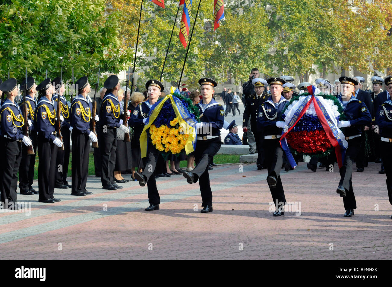 Russische Marine Offiziere aus der Schwarzmeer-Flotte während eine militärische Gedenkfeier in Sewastopol, Krim, Ukraine. Stockfoto