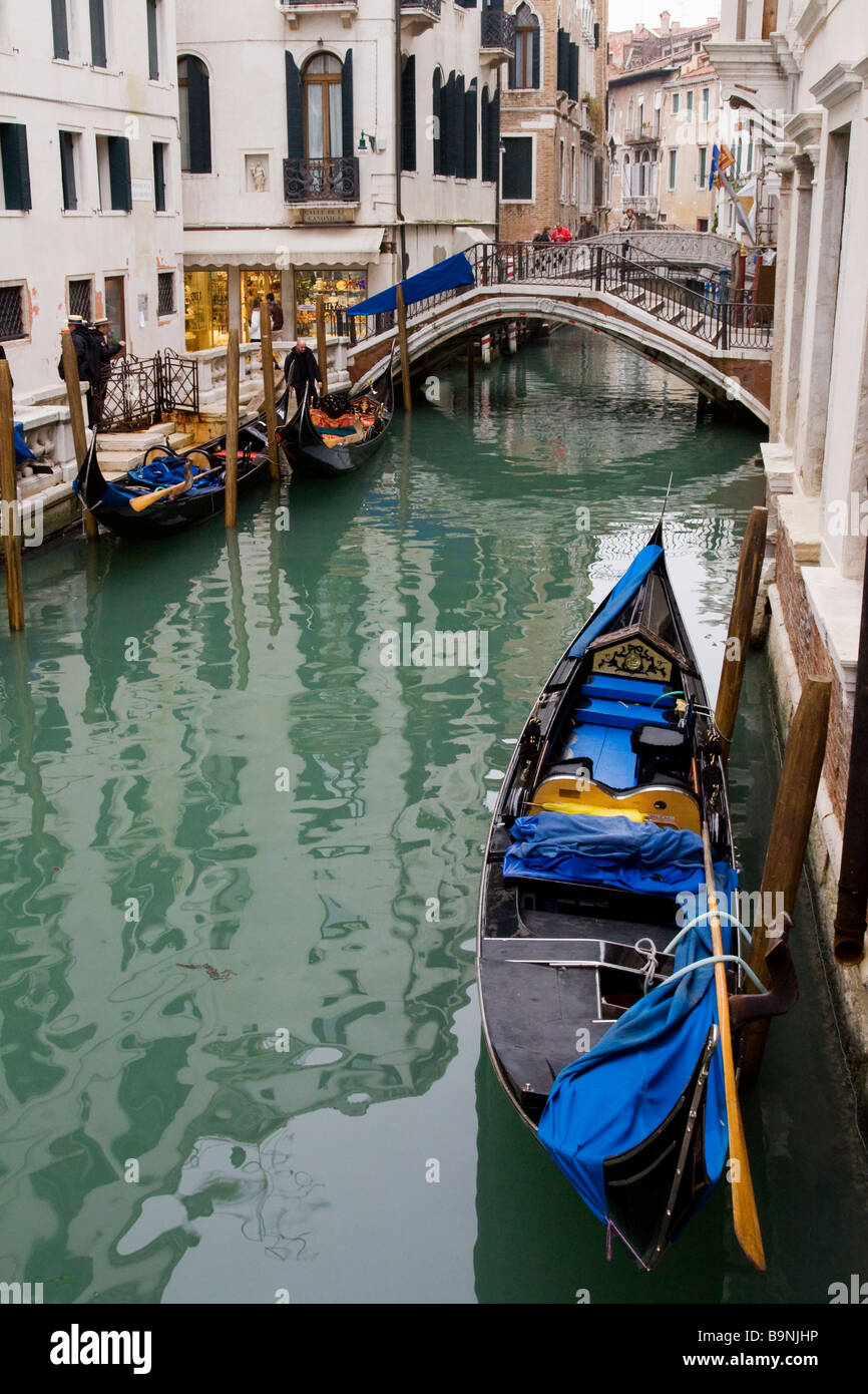 Venezianischen Kanal mit Gondel in den Vordergrund, die Brücke und die Reflexion von Gebäuden im Wasser, Venedig, Italien Stockfoto