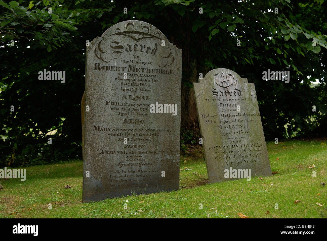 alte Grabsteine auf dem Friedhof in Cornwall, Großbritannien Stockfoto