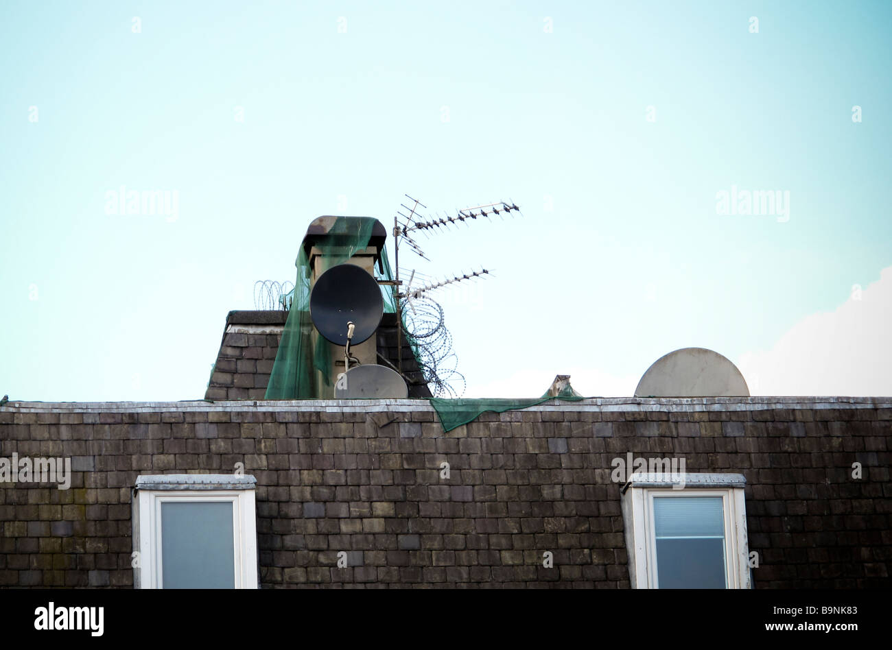 Sat-Anlagen und Antennen am Dach Stockfoto