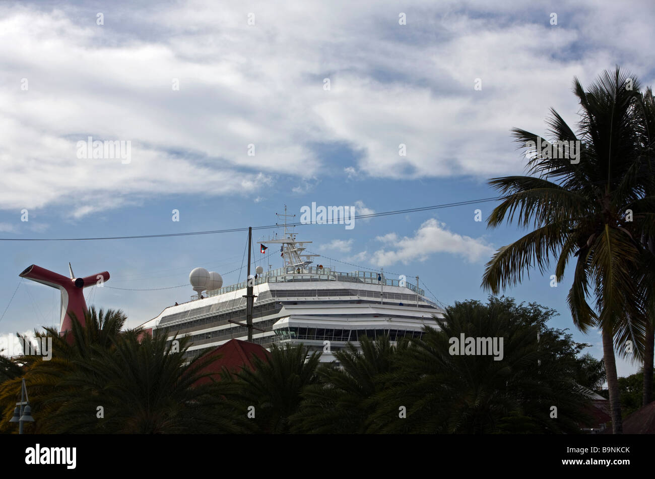 Kreuzfahrtschiff, Carnival Freedom, im Hafen von St. Johns Antigua Stockfoto