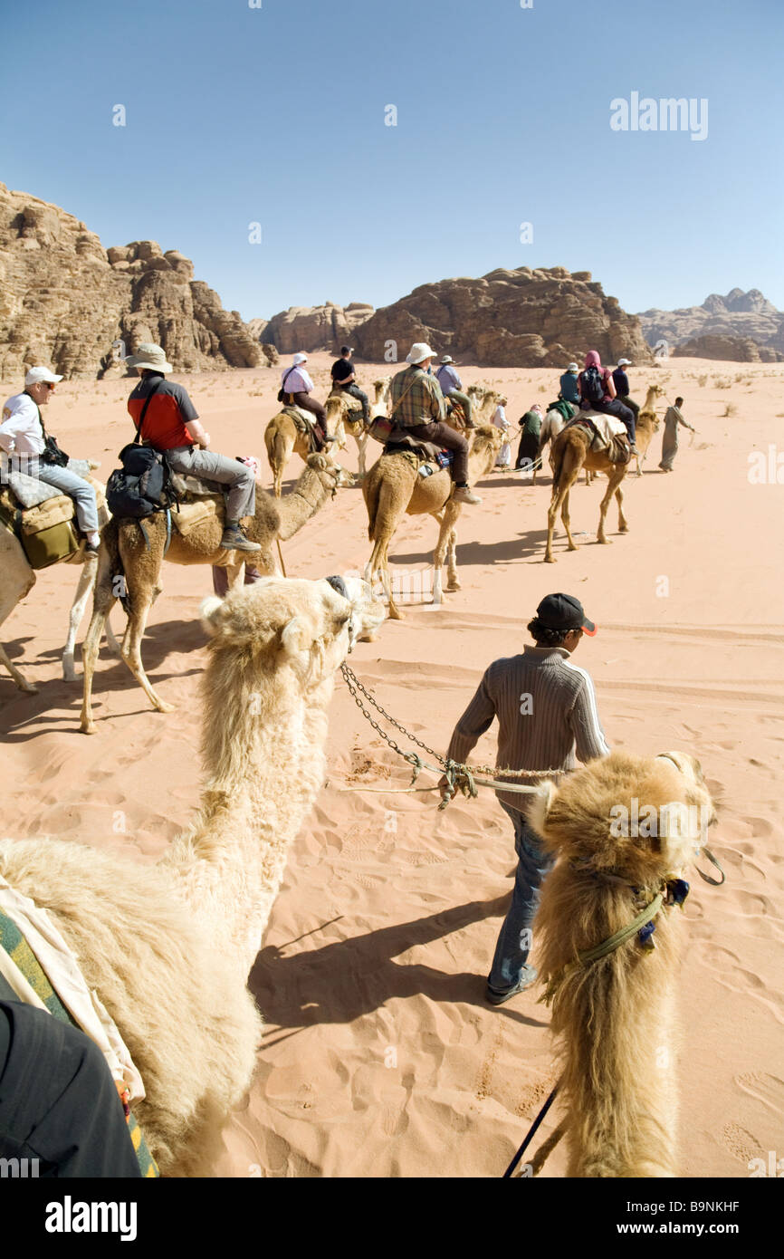 Eine Gruppe von Touristen, Reiten in der Wüste, Wadi Rum, Jordanien Stockfoto