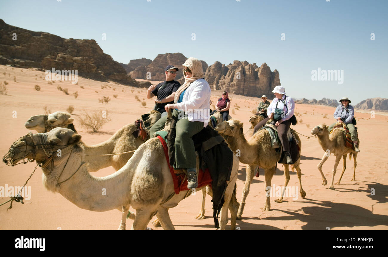 Jordan Touristen; eine Gruppe von Touristen reiten Kamele in der Wüste Wadi Rum, Jordanien Naher Osten Stockfoto