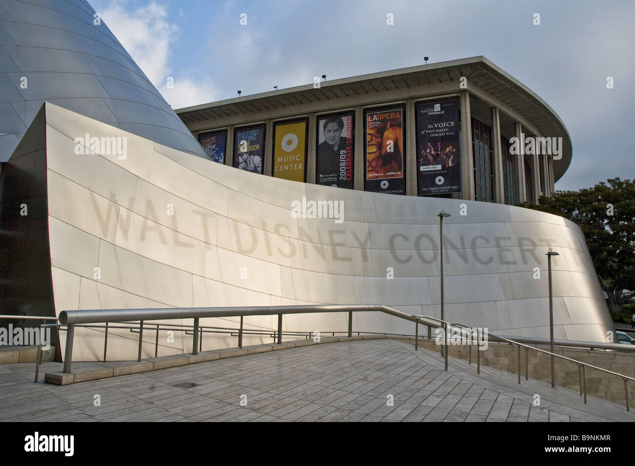 Der front-Side-Schriftzug der Walt Disney Concert Hall Stockfoto