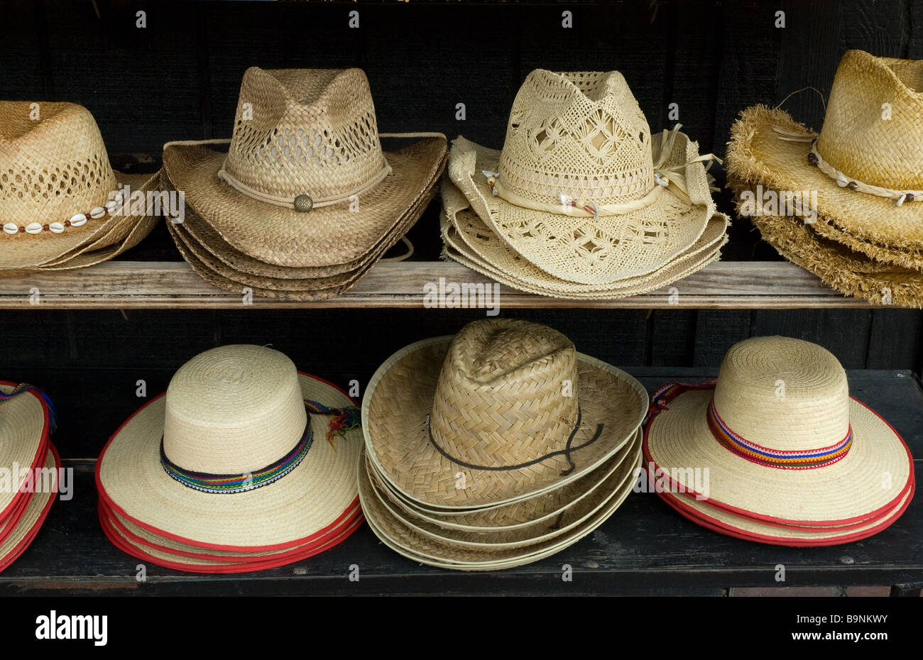 Verschiedene Arten von Hüte auf Regale, Olvera Street, Los Angeles, Califonria Stockfoto