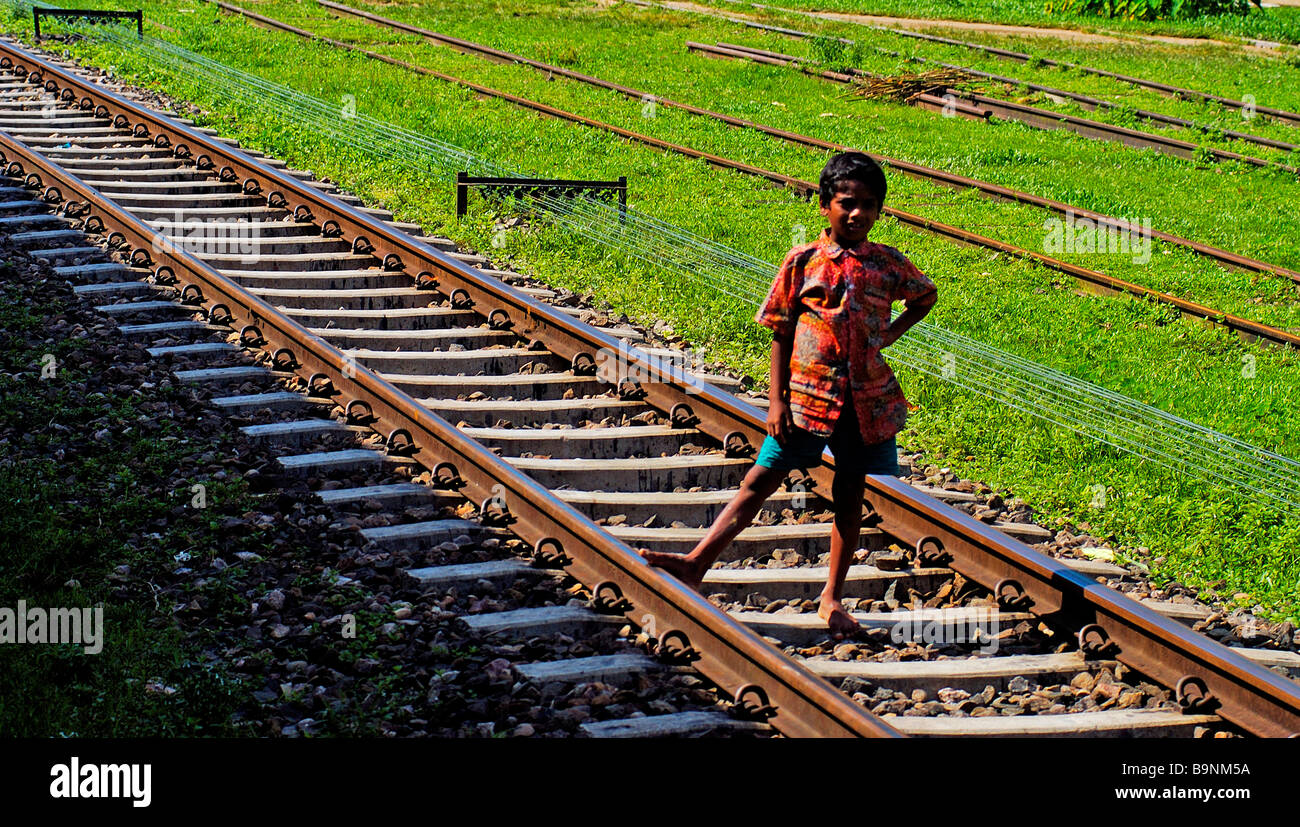 Kind auf Bahnstrecke. Stockfoto