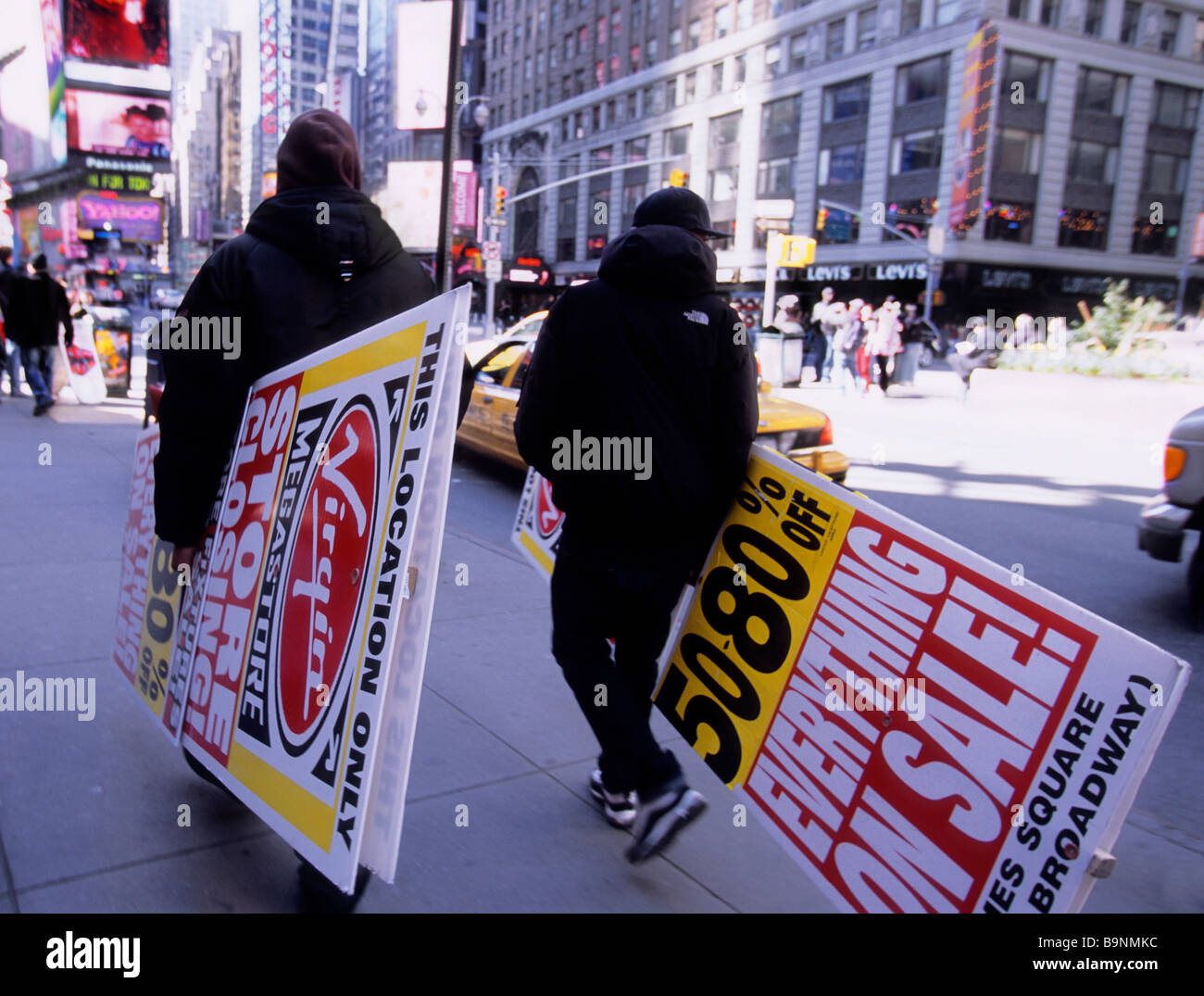 USA New York Broadway und Times Square zwei Männer tragen Going Out of Business Zeichen New York City NYC Stockfoto