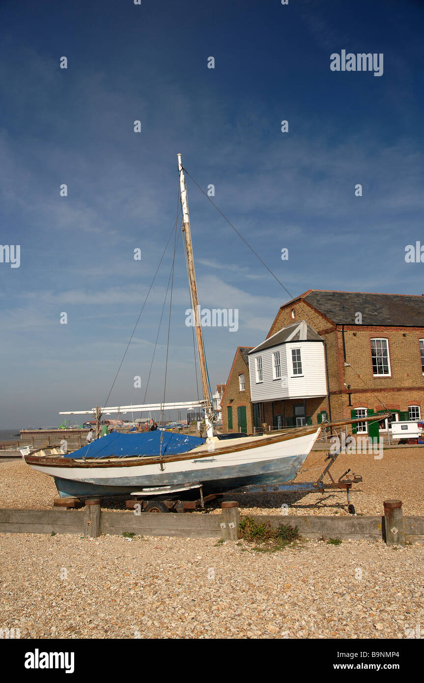 Einheimischem Austernrestaurant mit einem kleinen Segelboot am Strand davor Whitstable Kent UK Stockfoto