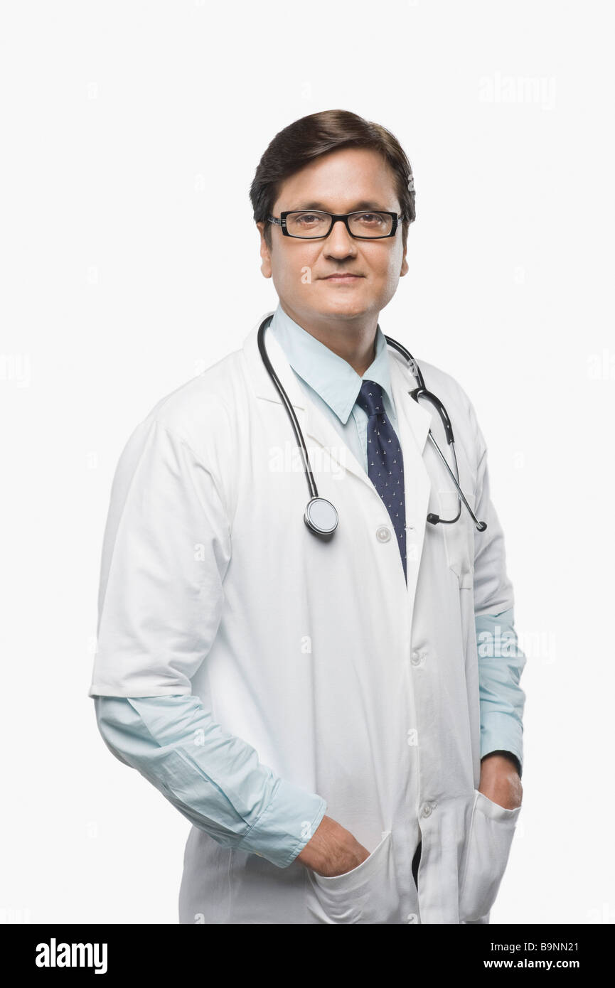 Arzt mit Hände in den Hosentaschen Stockfoto