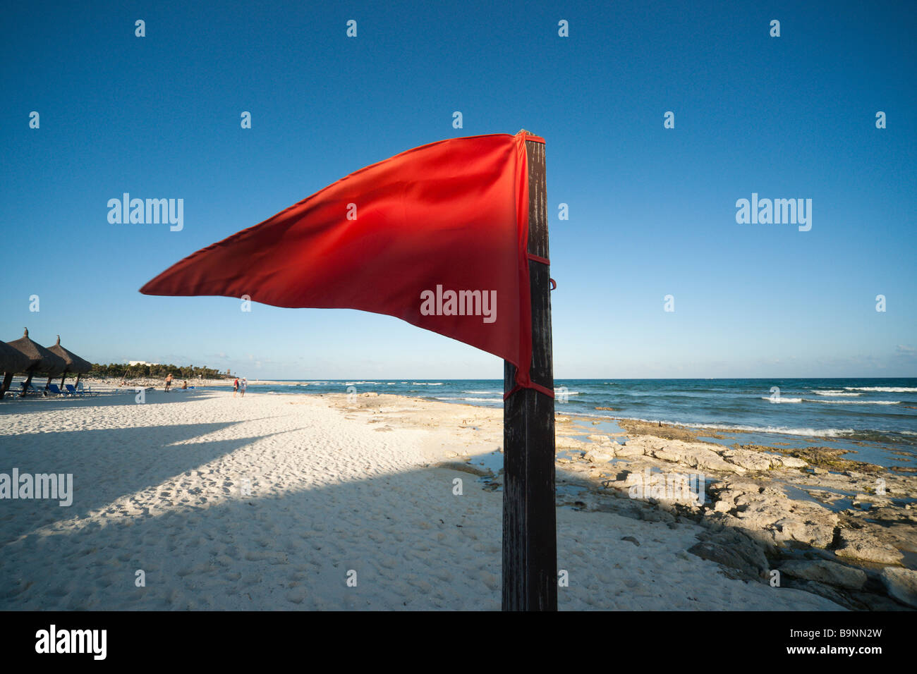 Mexiko Yucatan - Mayan Palace Resort Grand Maya-Playa del Carmen - Strand mit rote Fahne Warnung Stockfoto