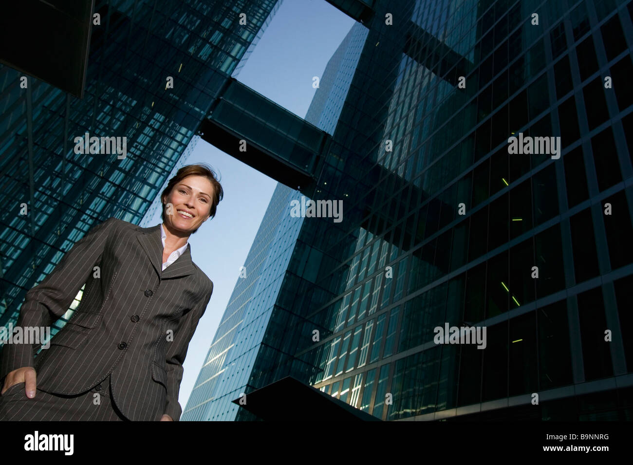 niedrigen Winkel Porträt von Reife Geschäftsfrau vor Bürogebäude Stockfoto