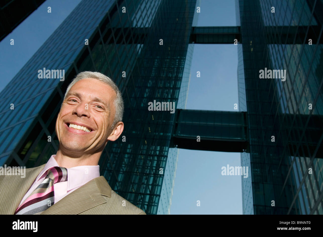 Porträt von Reifen Executive vor Bürogebäude Stockfoto
