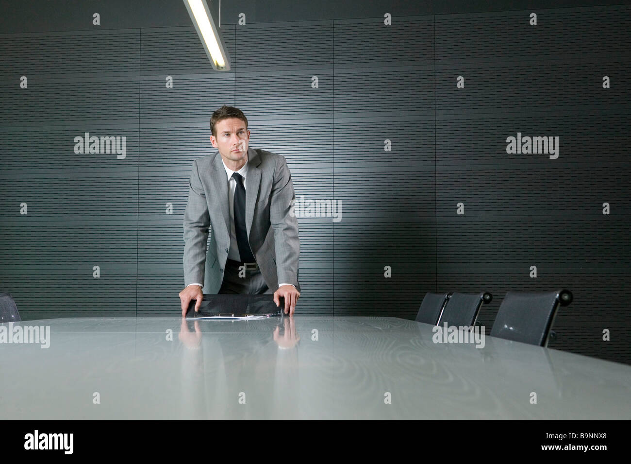 Porträt des Geschäftsmannes am Konferenztisch im Tagungsraum Stockfoto