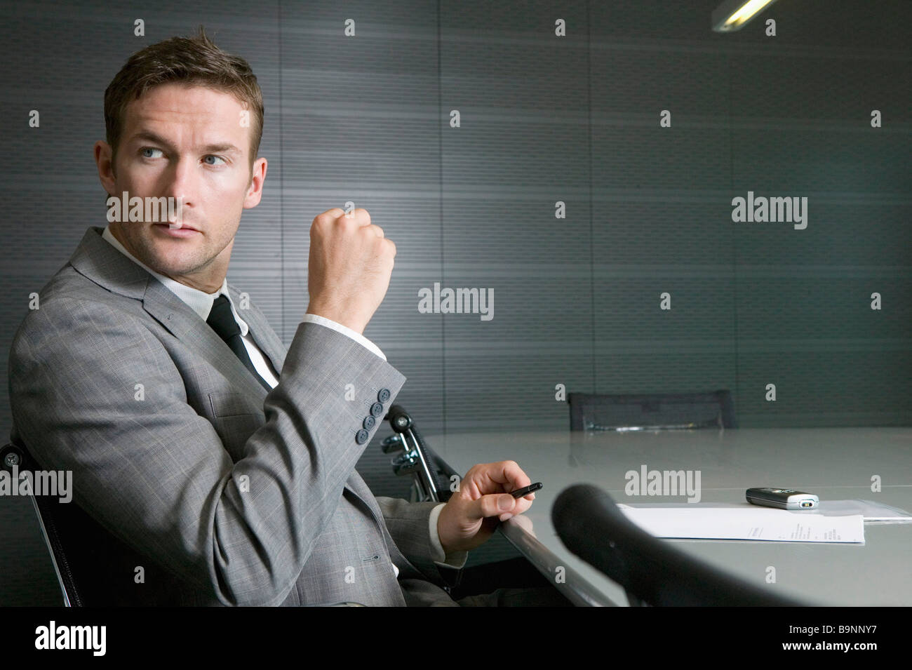 Geschäftsmann, sitzen am Konferenztisch im Tagungsraum Stockfoto