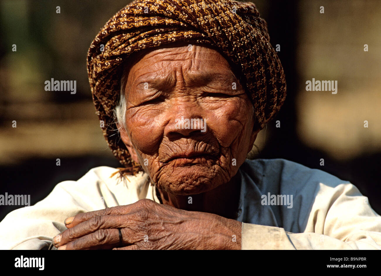 Myanmar (Burma), 80 Jahre alte Frau, extrem seltene Tatsache in Birma, wo die Lebenserwartung sehr schwach ist Stockfoto