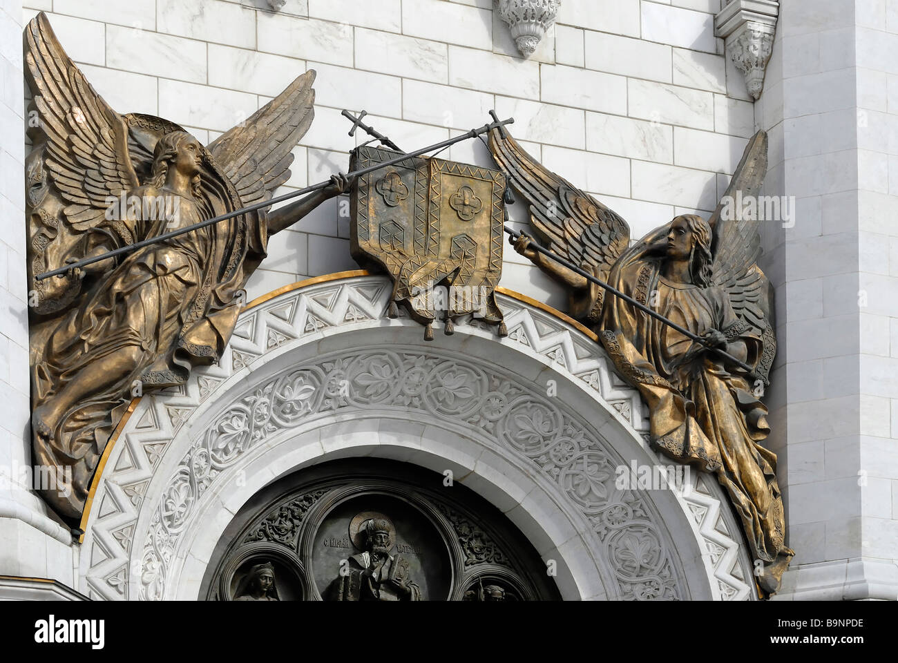 Zwei bronze Engel über dem Eingang in die Kathedrale von Christ die Retter-Moskau-Russland Stockfoto