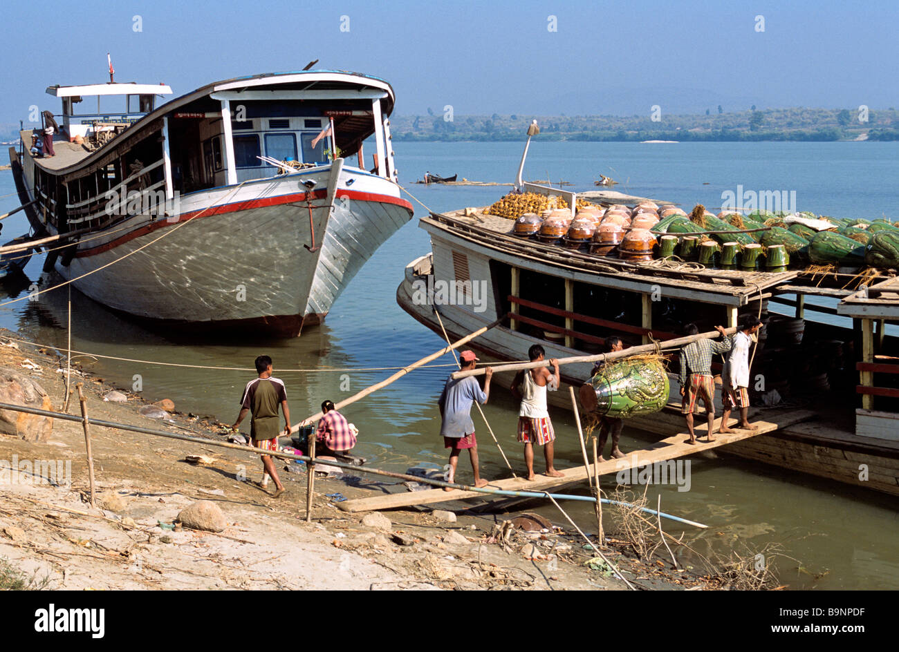 Myanmar (Burma), Boot voller Töpfereien am Irrawaddy-Fluss, unerlässlich für das tägliche Leben der Menschen in Birma Stockfoto