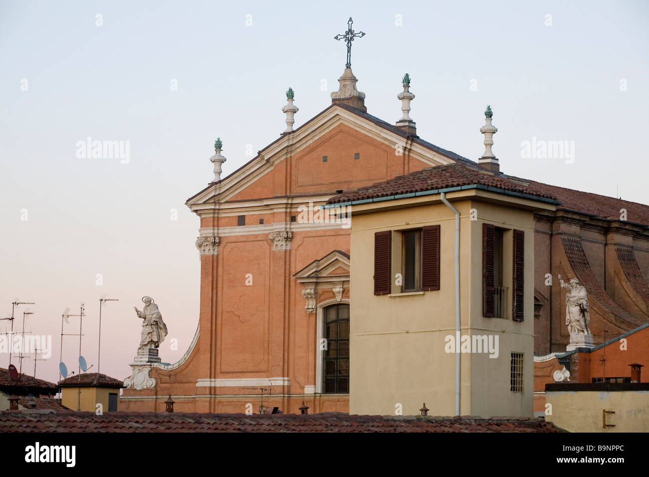 Die Statue eines Heiligen den Blick über die Dächer von Bologna und scheint zu segnen die Fernsehantennen Bologna Italien Stockfoto