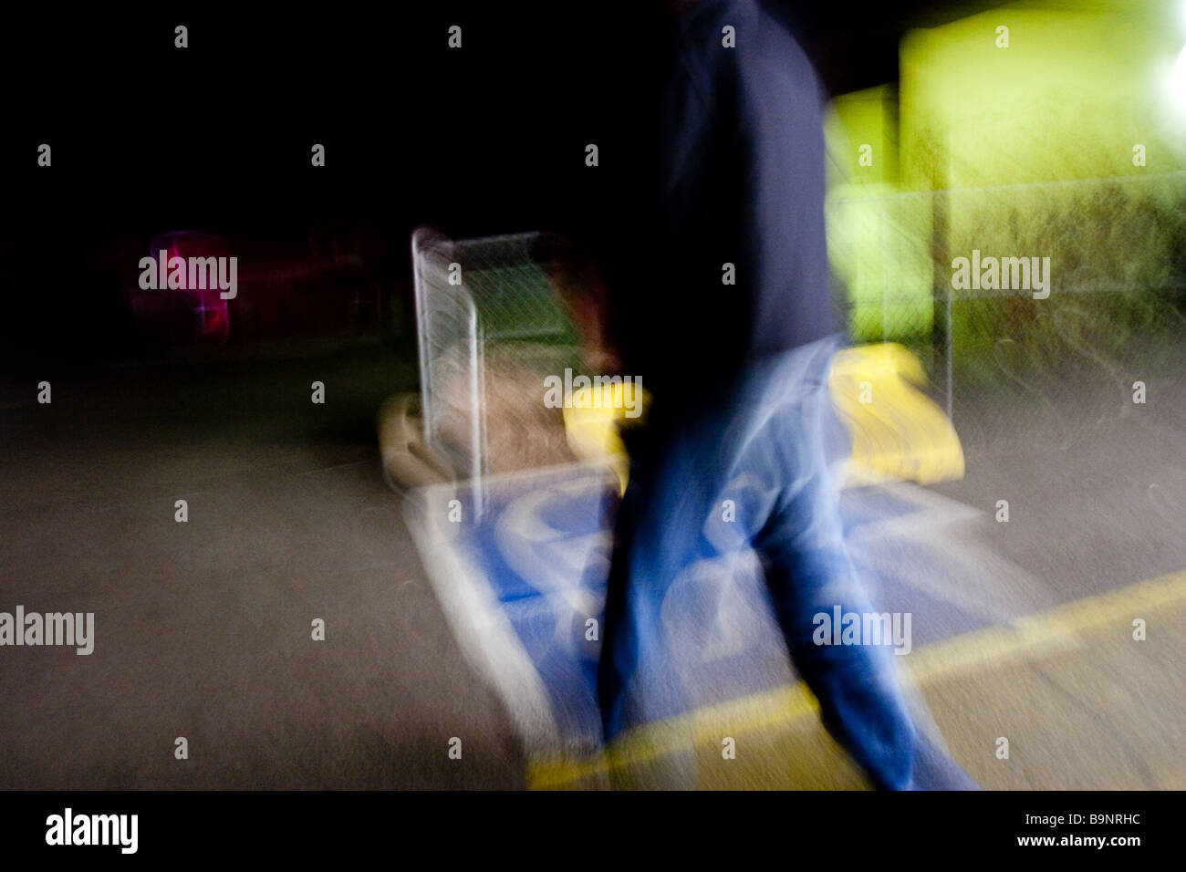 Mann zu Fuß in der Nacht Stockfoto