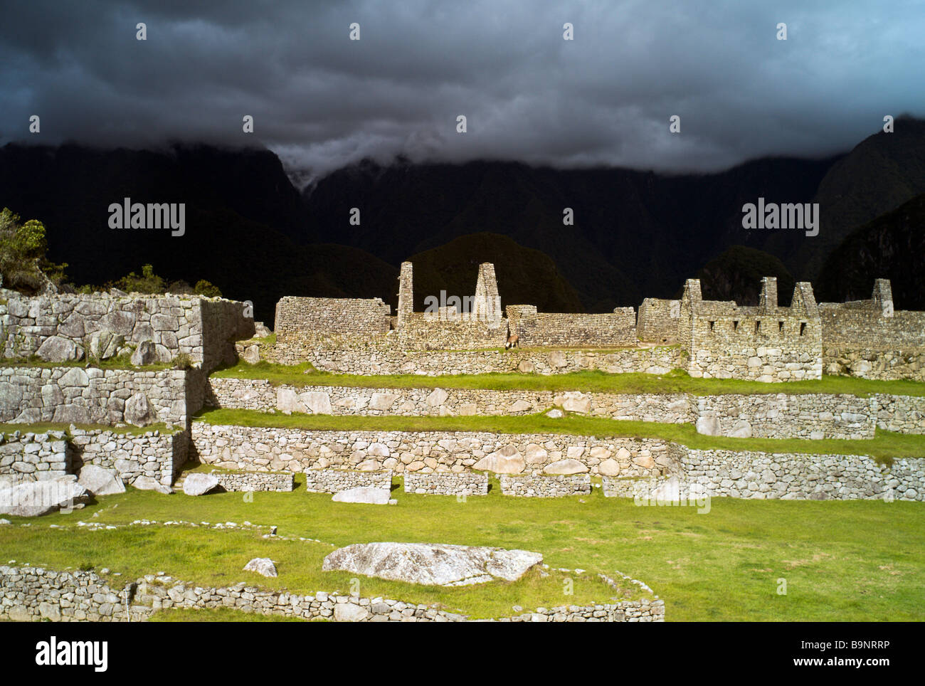 PERU MACHU PICCHU dramatische Nachmittag Licht auf den Ruinen von Machu Picchu mit Gewitterwolken über dem Urubamba-Berge Stockfoto